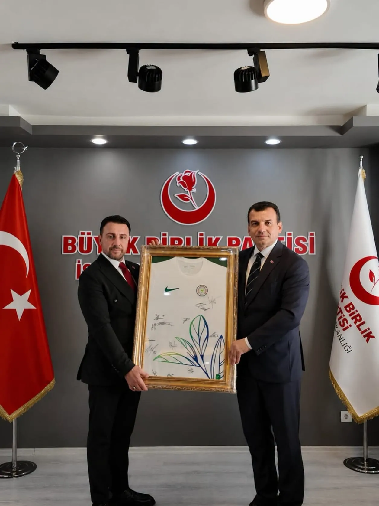 İş insanı Sayın Nusret Kürtahmetoğlu, Büyük Birlik Partisi İstanbul İl Başkanlığını ziyaret etti.