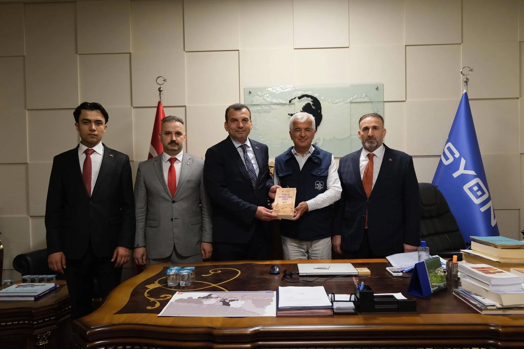 Gürpınar Su Ürünleri Hali Genel Müdürü Hamdi Arpa’dan İstanbul İl Başkanımız Selim Şimşek’e Anlamlı Kitap Takdimi